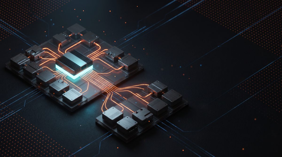 Un microchip futuristico con un processore centrale illuminato di azzurro e circuiti arancioni su sfondo scuro.